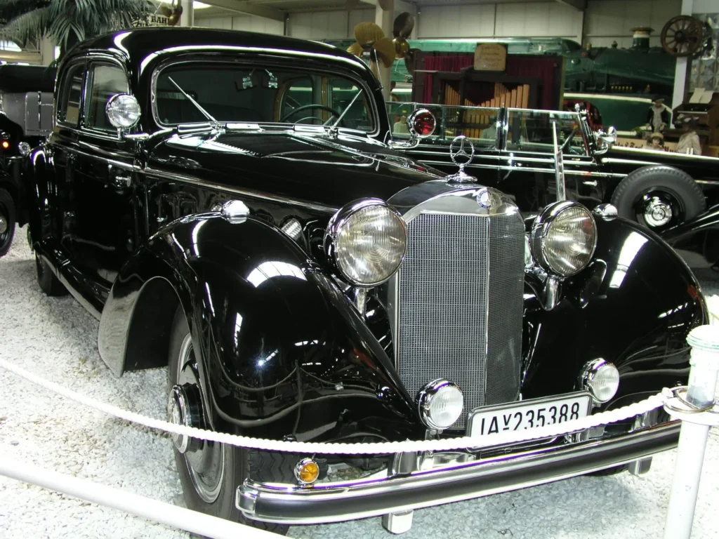 - MotorGuru.cz Černý historický Mercedes-Benz 770K vystavený v muzeu, typ známý jako vůz používaný Adolfem Hitlerem