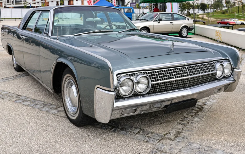 - MotorGuru.cz Šedý Lincoln Continental z počátku 60. let vystavený na autosalonu