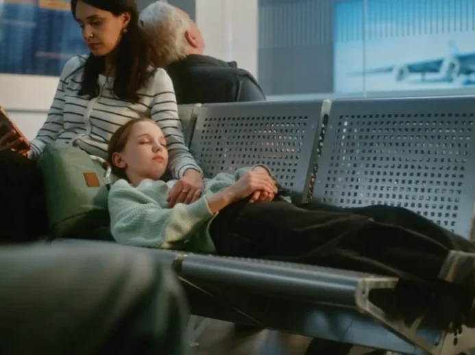 Matka s dcerou čekají v odletové hale