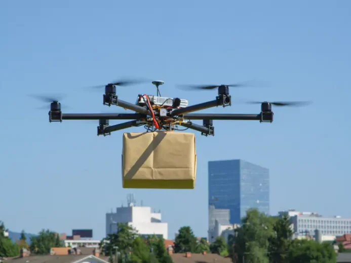 Dron nesoucí zásilku