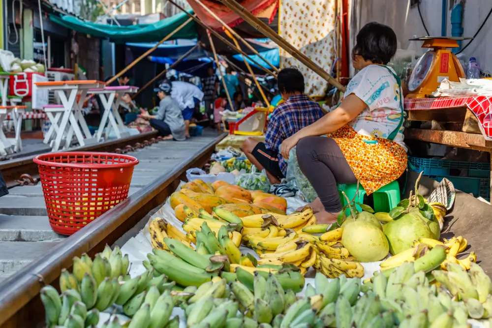- MotorGuru.cz Trh Maeklong Market v Thajsku