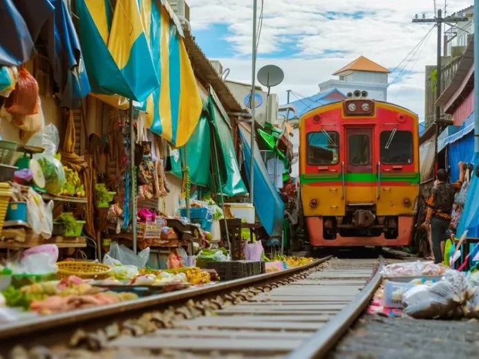 Vlak na trhu Maeklong Market v Thajsku
