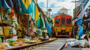 Vlak na trhu Maeklong Market v Thajsku