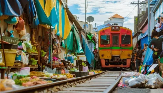 Vlak na trhu Maeklong Market v Thajsku