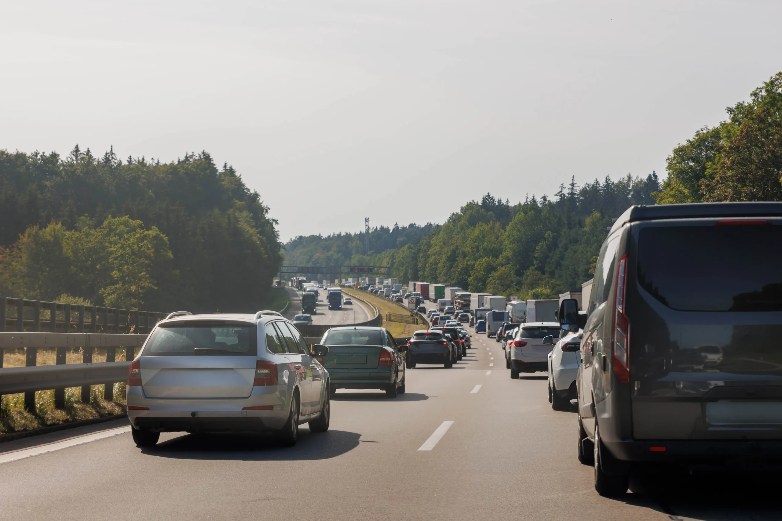 Ani neomezená rychlost nebrání dopravním zácpám, zdroj: Shutterstock - MotorGuru.cz Zácpa na dálnici
