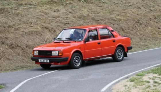 Červená Škoda 120 jedoucí po klikaté silnici.