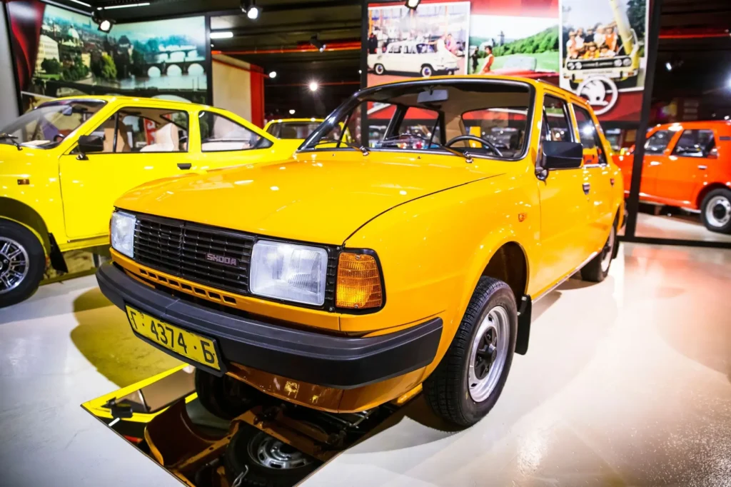 - MotorGuru.cz Žlutá Škoda 120 vystavená v muzeu, perfektně zrestaurovaná a naleštěná, obklopená dalšími modely automobilky.