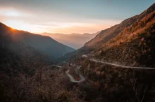 Horský průsmyk Col de Turini ve Francouzských Alpách při západu slunce.