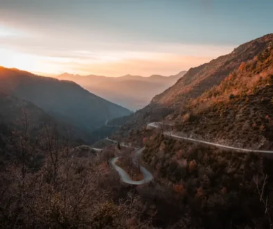 Horský průsmyk Col de Turini ve Francouzských Alpách při západu slunce.