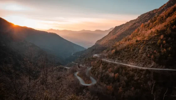 Horský průsmyk Col de Turini ve Francouzských Alpách při západu slunce.