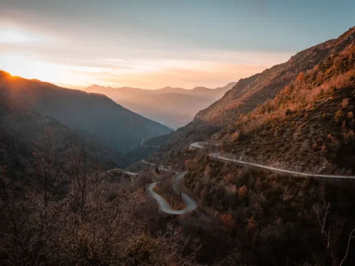 Horský průsmyk Col de Turini ve Francouzských Alpách při západu slunce.