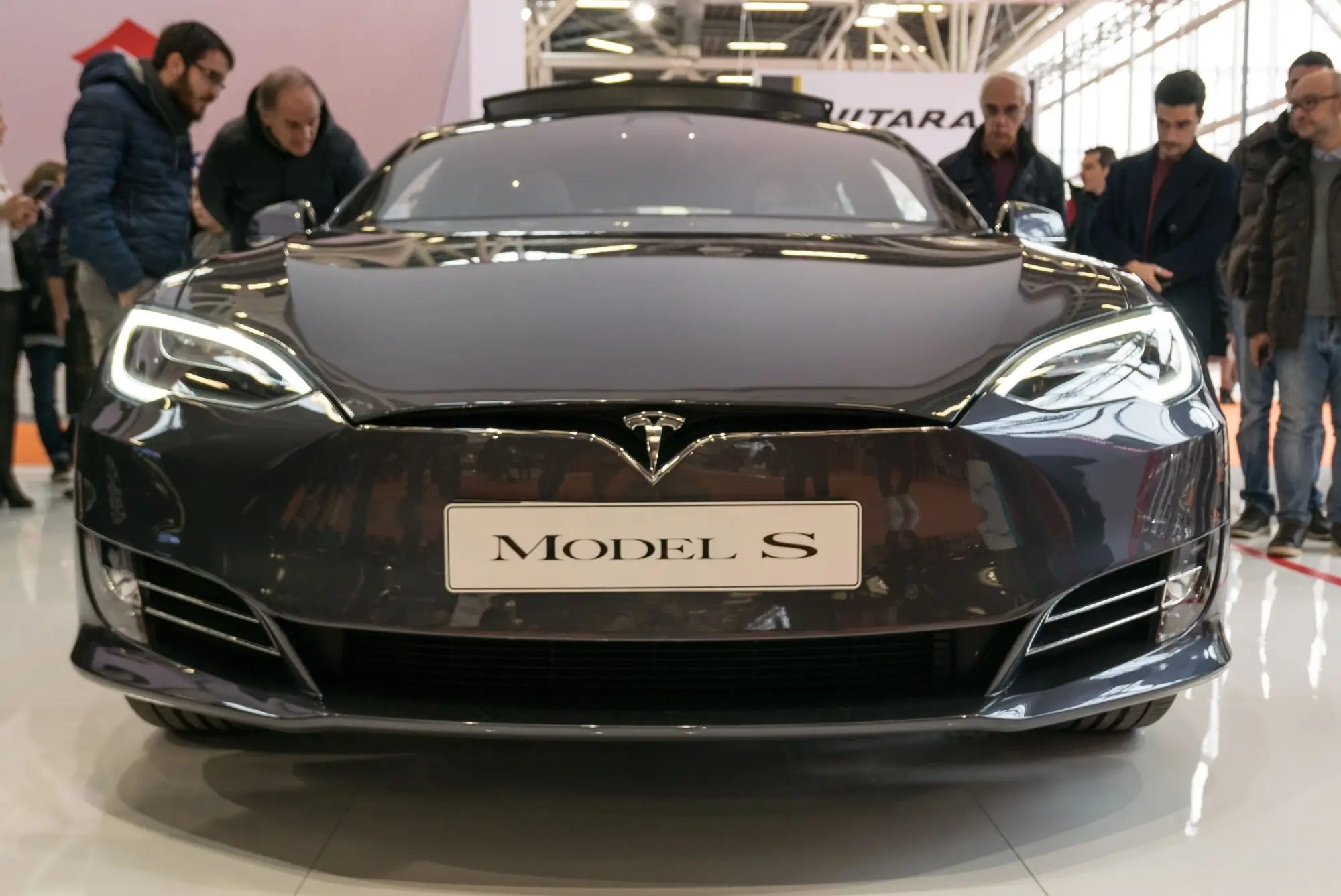 - MotorGuru.cz Tesla - Model S.