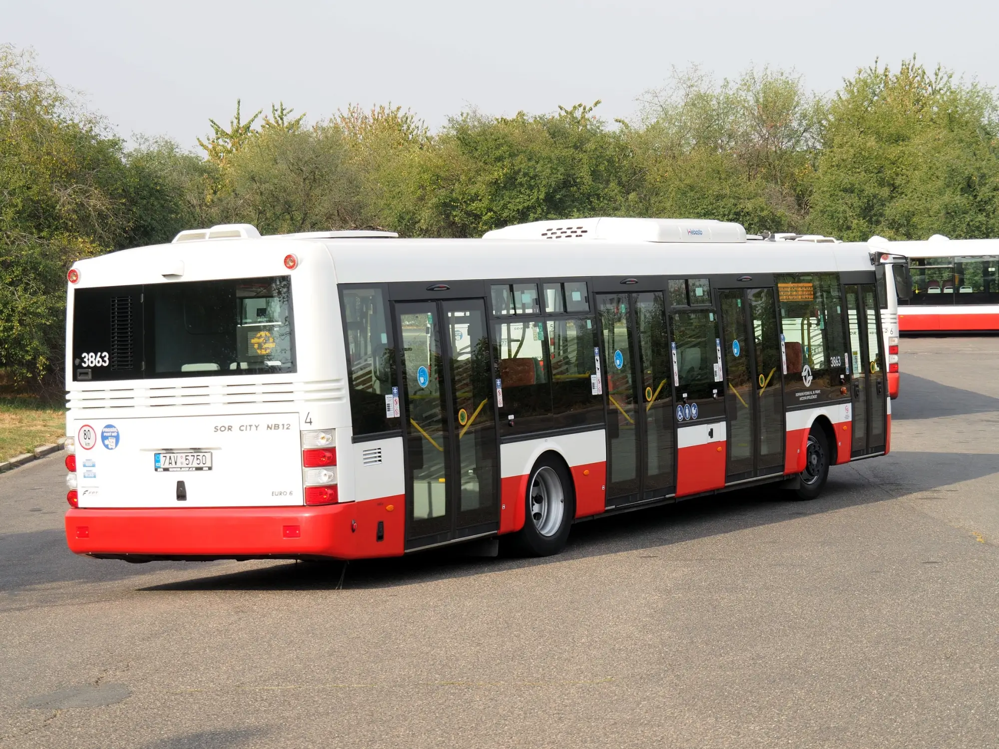 Jedoucí autobus pražského dopravního podniku.