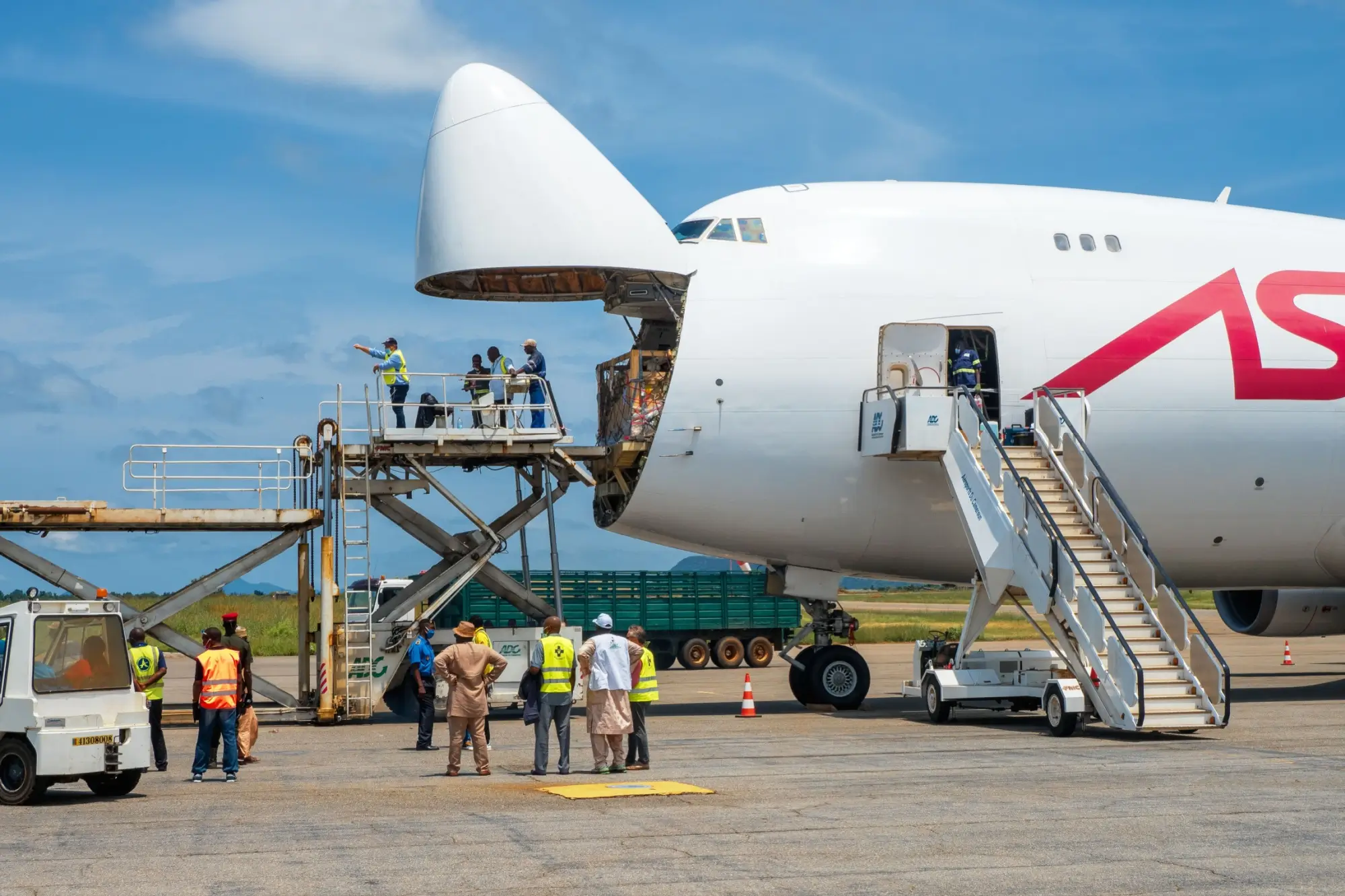 Boeing 747 včetně letecké posádky.