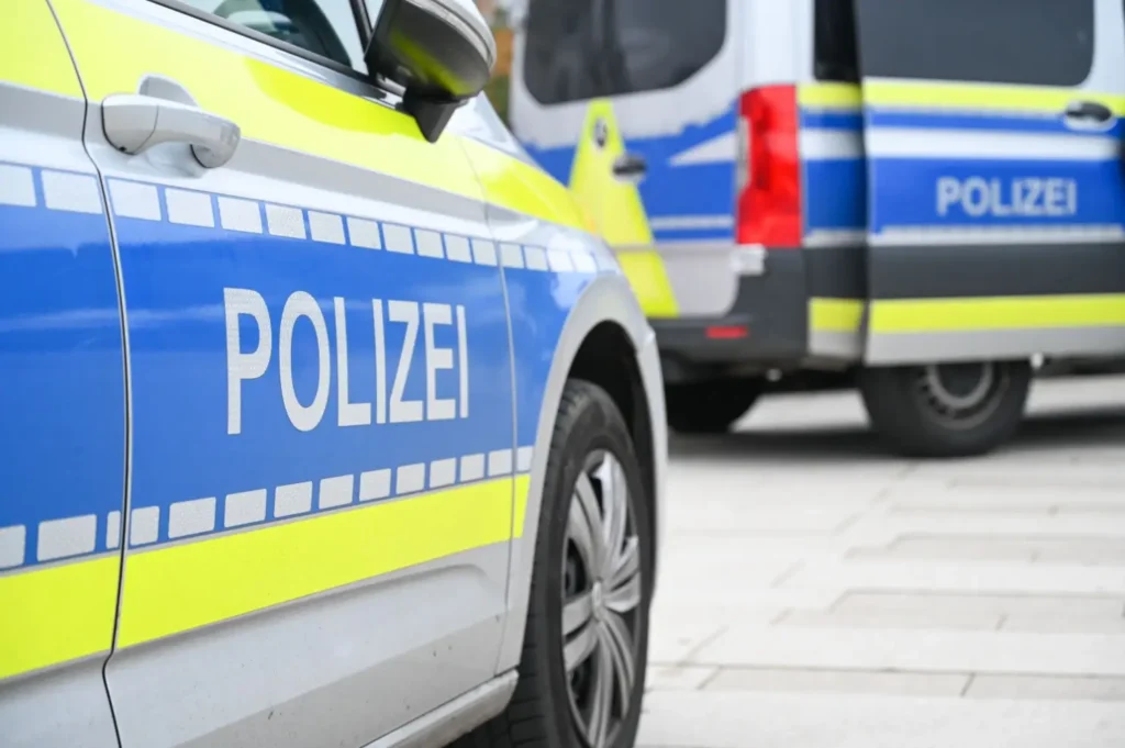 Detailní pohled na služební vozy německé policie během zásahu na dálnici