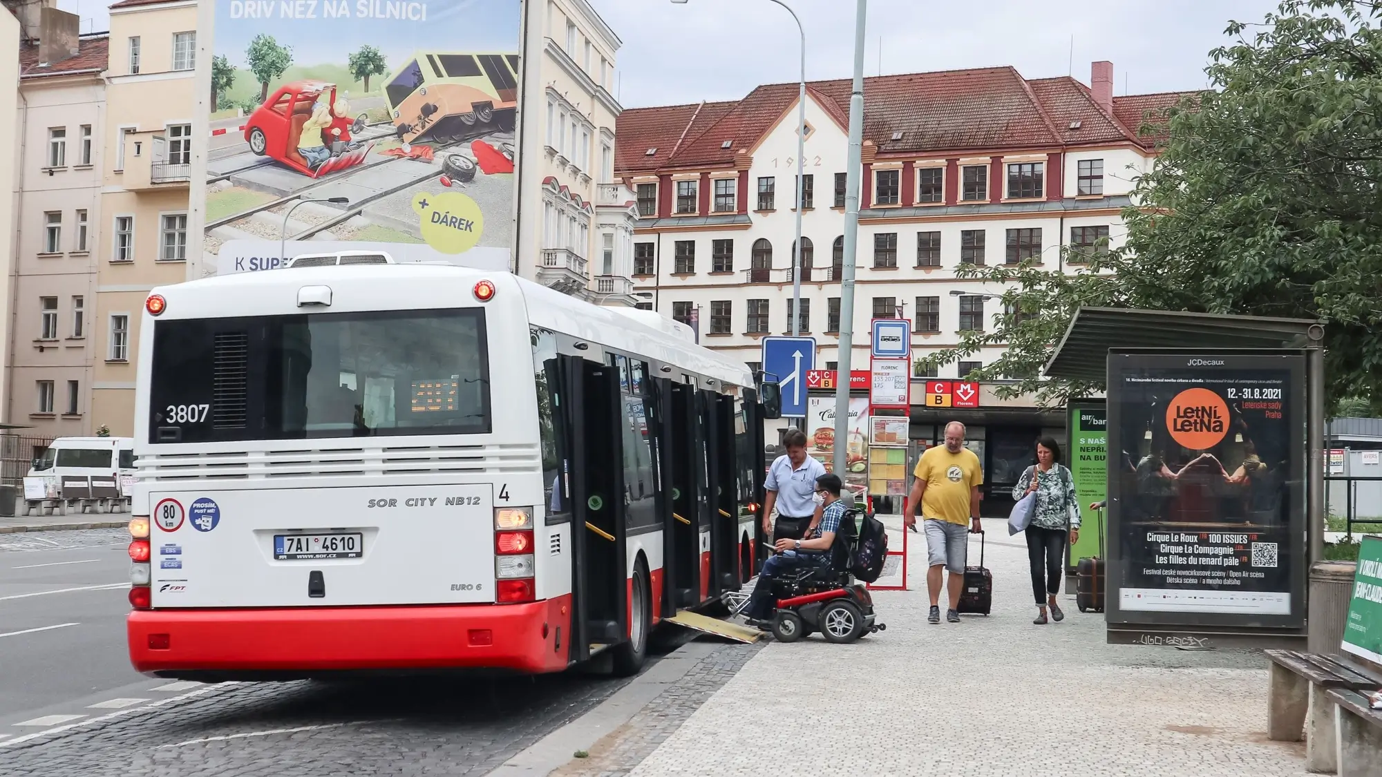 Autobus pražské MHD na zastávce.