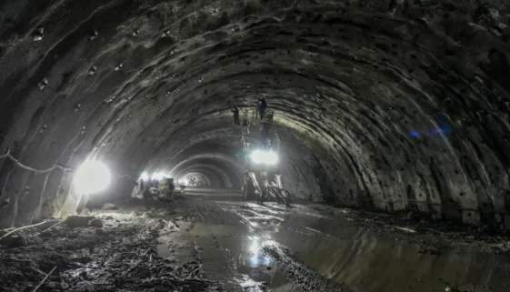 Stavba tunelů pod vodou není jednoduchá ani dnes.