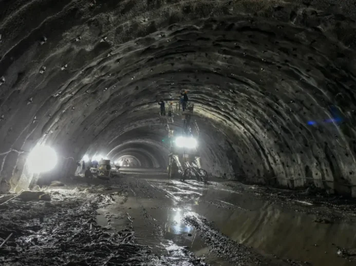Stavba tunelů pod vodou není jednoduchá ani dnes.