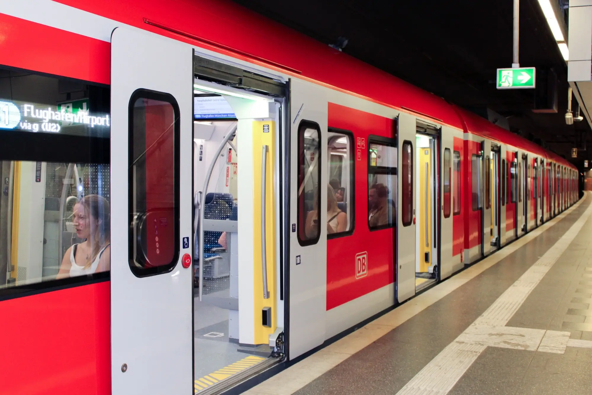 Záběr na zavírající se dveře v německém metru.