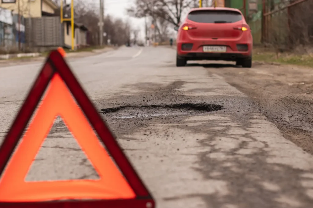 Poškozené auto od výtluku