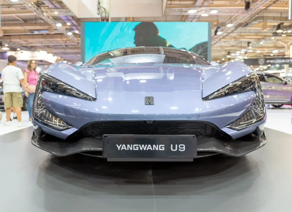 Přední pohled na elektromobil Yangwang U9 vystavený na autosalonu