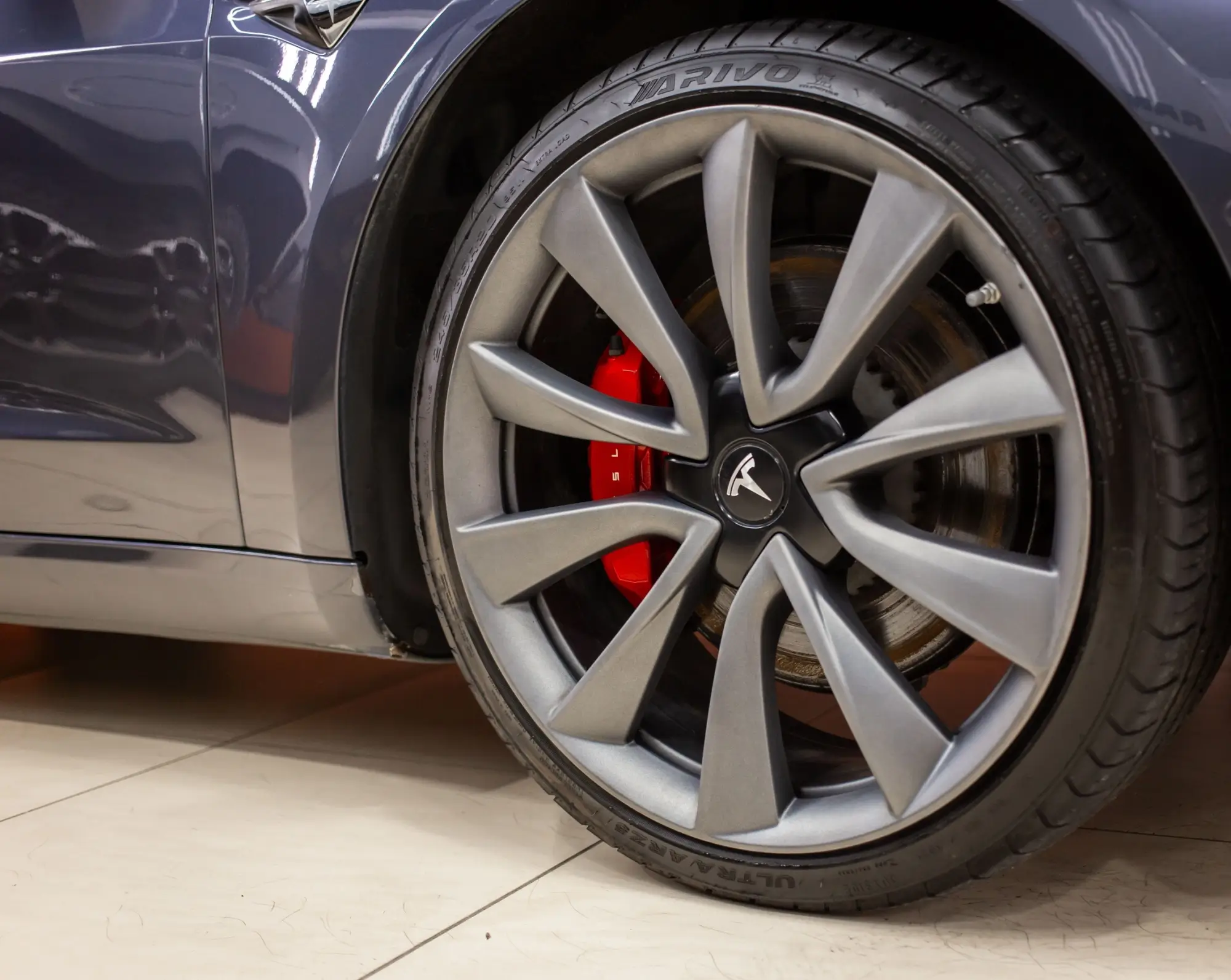 - MotorGuru.cz Detail brzdových destiček na modelu Tesla S.