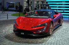 Červený supersportovní elektromobil Yangwang U9