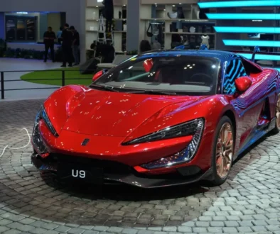 Červený supersportovní elektromobil Yangwang U9