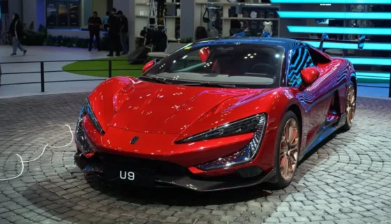 Červený supersportovní elektromobil Yangwang U9