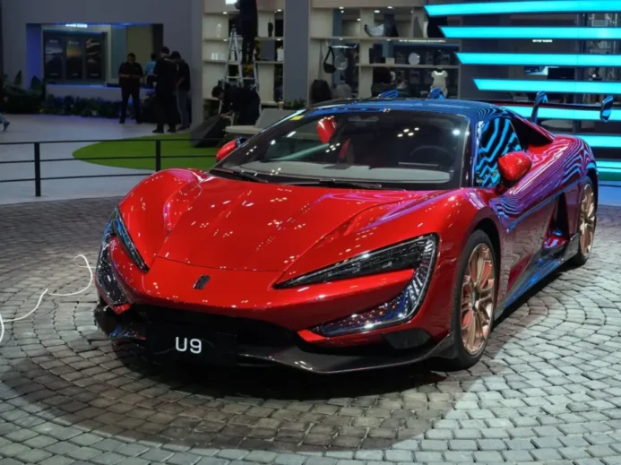 Červený supersportovní elektromobil Yangwang U9