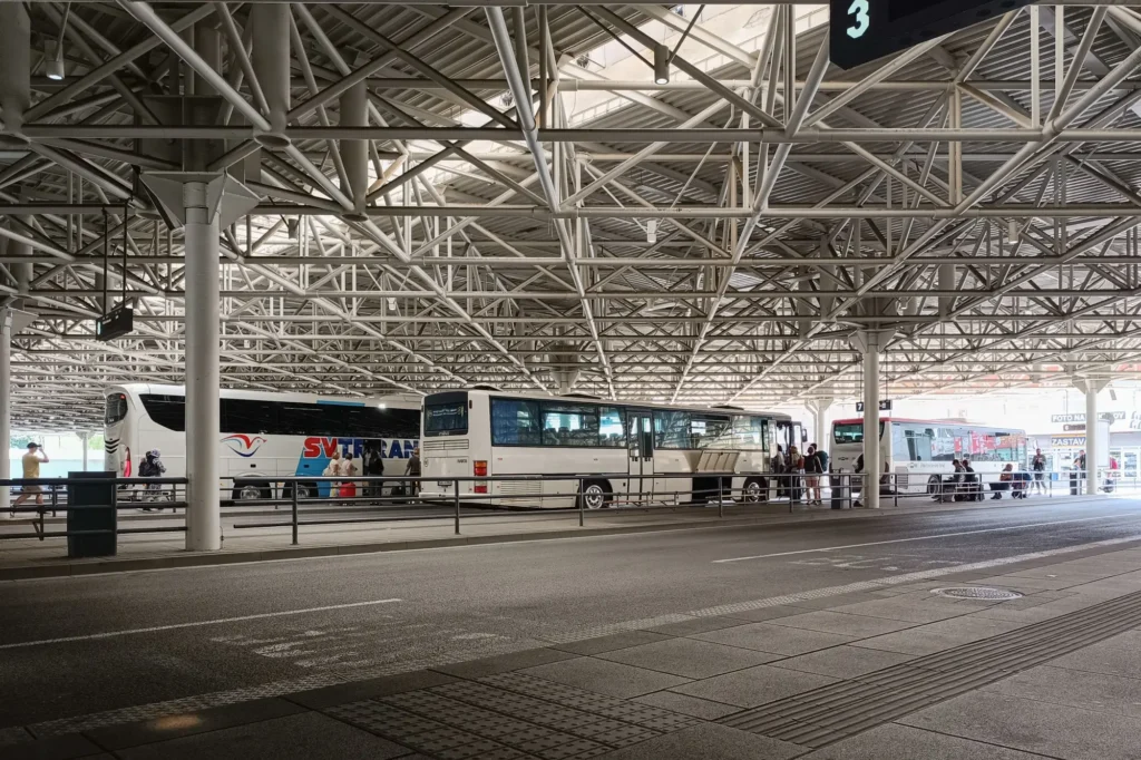 Dnešní depa a termínály dokáží obsloužit stále více cestujících.