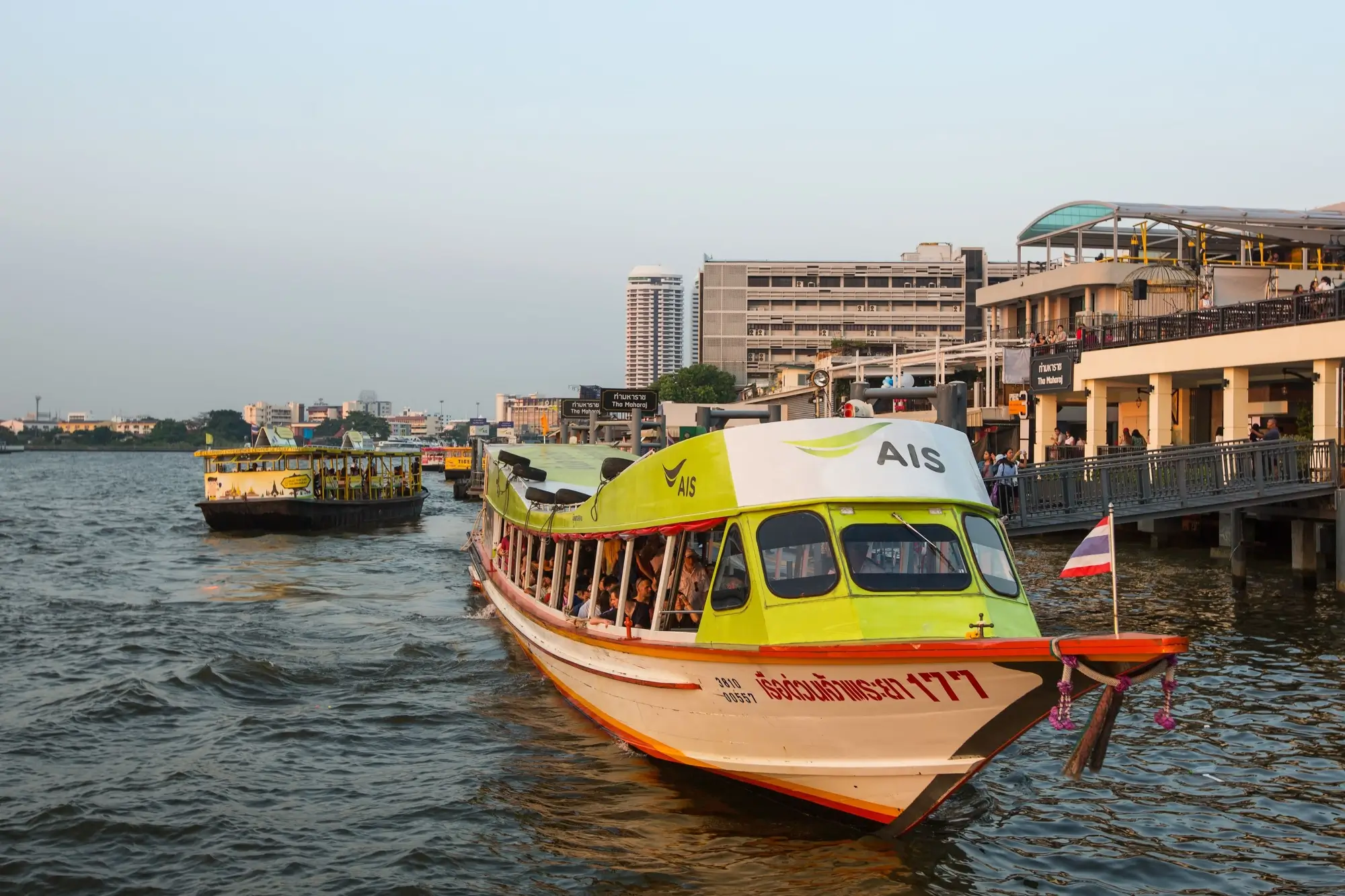 - MotorGuru.cz Rychlé lodě na řece Chao Phraya v Thajsku.