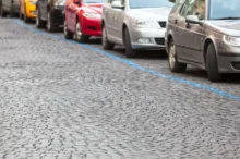 Monitorovací vozy kontrolují parkování na modrých zónách.