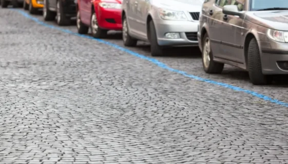 Monitorovací vozy kontrolují parkování na modrých zónách.