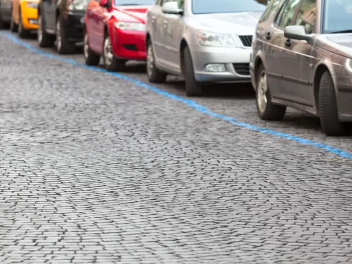 Monitorovací vozy kontrolují parkování na modrých zónách.