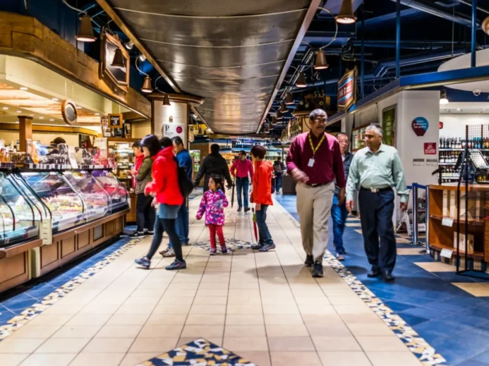 Lidé v nákupním centru RÉSO