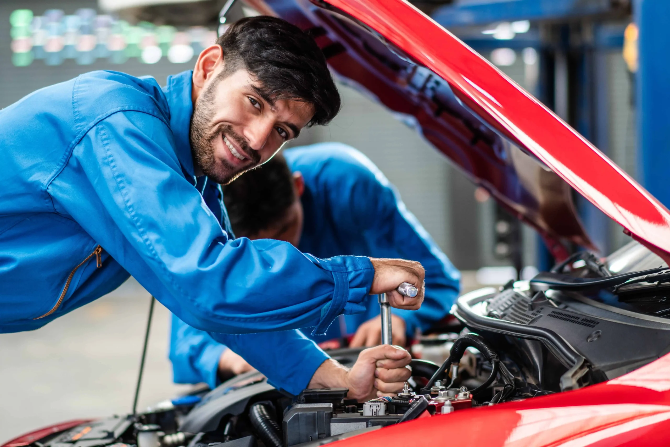Technik pracuje na automobilu