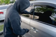 Zloděj vykrádající auto
