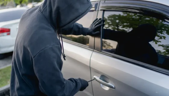 Zloděj vykrádající auto