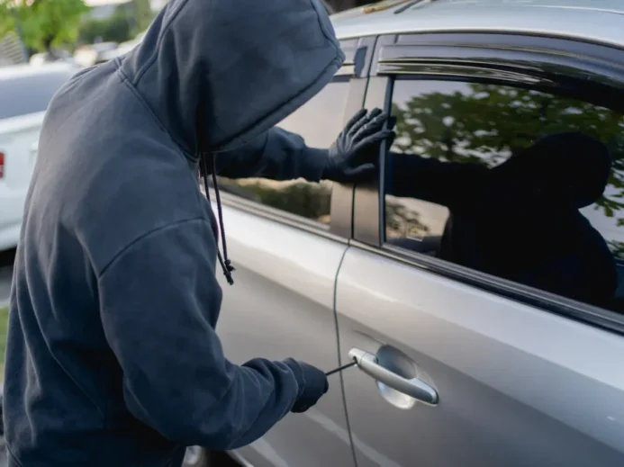 Zloděj vykrádající auto