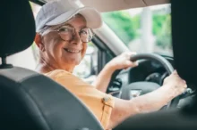 Seniorka řídí auto