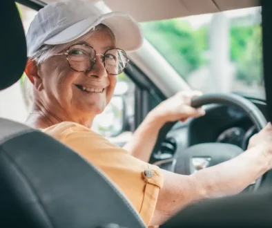 Seniorka řídí auto