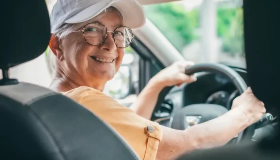 Seniorka řídí auto