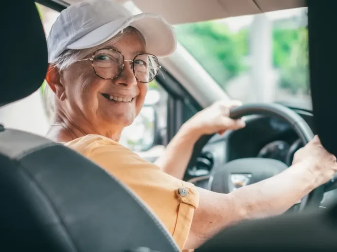 Seniorka řídí auto