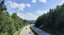 Česká dálnice uprostřed lesů