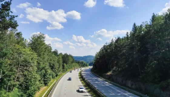 Česká dálnice uprostřed lesů