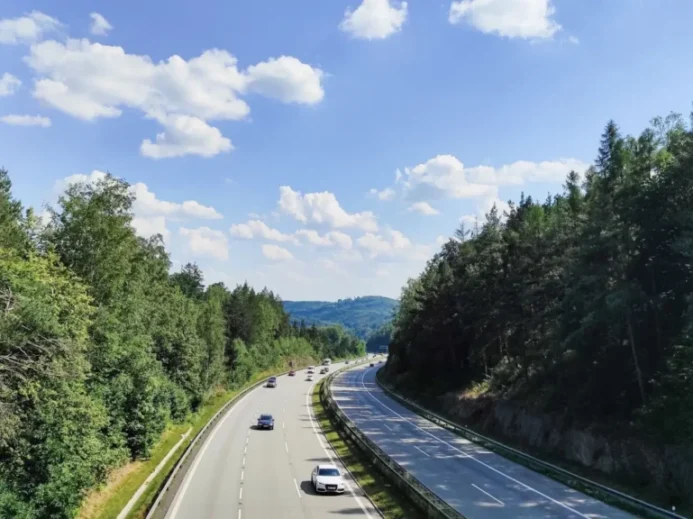 Česká dálnice uprostřed lesů