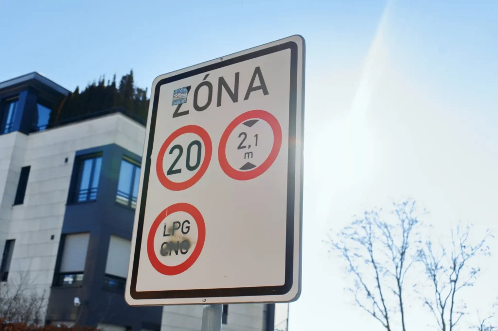 Dopravní značka v obytené oblasti