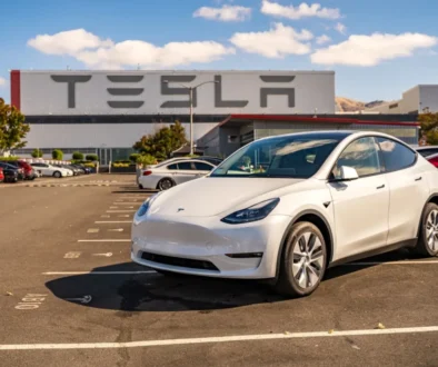 Bílá Tesla na parkovišti před firmou Tesla