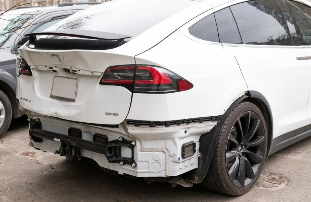 - MotorGuru.cz Nabouraná zadní část bílé Tesly